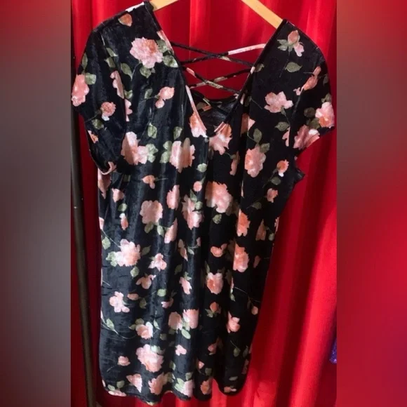 VIBES 👗 BLACK & PINK ROSE FLORAL PATTERN LACE-UP VELVET SWING DRESS Women’s 2X - Picture 2 of 2